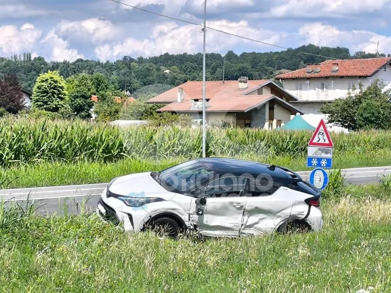 CASTELLAMONTE - Incidente sulla provinciale a Spineto: due auto finiscono fuori strada - FOTO