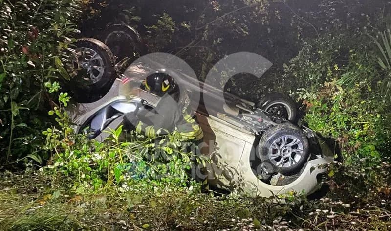 CASTELLAMONTE - Brutto incidente a Filia, auto ruote all'aria giù nella scarpata - FOTO