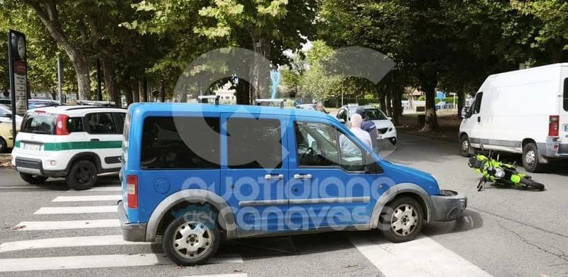 CASTELLAMONTE - Scontro tra una moto e un furgoncino: due ragazzi portati in ospedale - FOTO