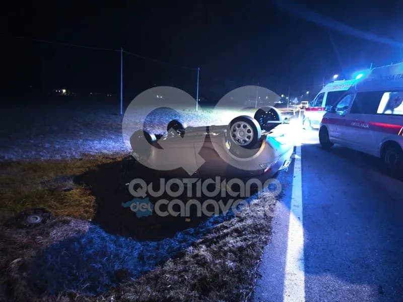 CASTELLAMONTE - Schianto sulla provinciale 222, cinque ragazzi feriti nell'auto ribaltata - FOTO