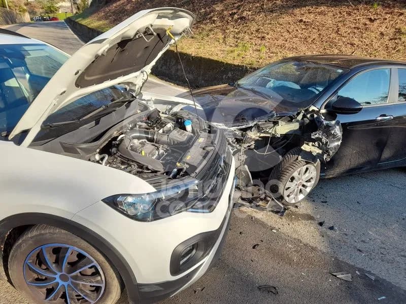 CASTELLAMONTE - Scontro frontale sulla strada per Castelnuovo Nigra: tre feriti - FOTO e VIDEO