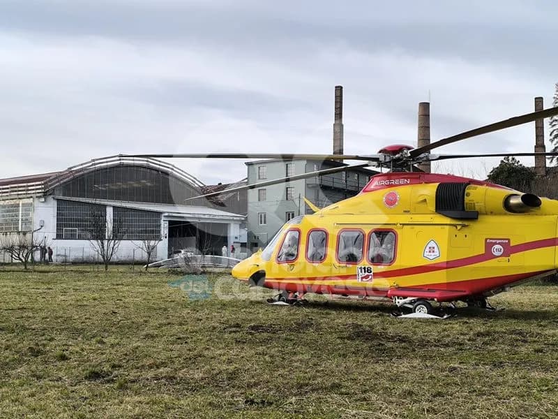 CASTELLAMONTE - Cade dal tetto di un capannone: operaio gravemente ferito - FOTO e VIDEO