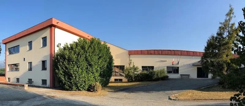 CASTELLAMONTE - Ladri nelle scuole della città: svaligiate le macchinette di bevande e snack