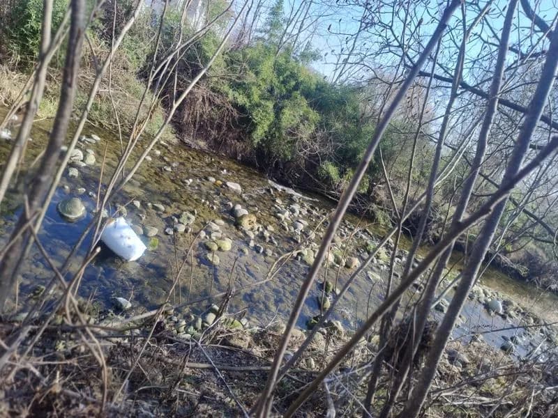 CASTELLAMONTE - Bottiglie di alcolici e un boiler: le acque del Malesina ridotte a discarica - FOTO