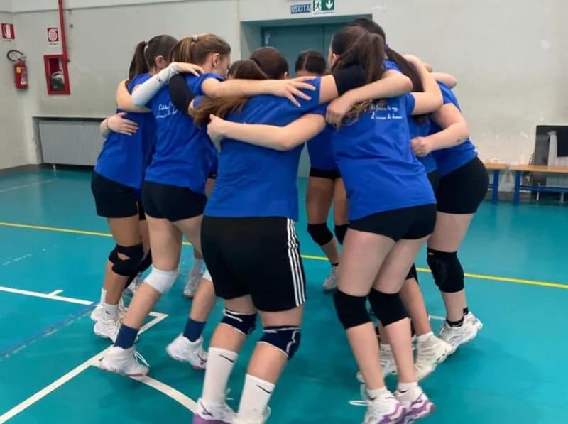 CASTELLAMONTE-AGLIE' - La squadra femminile di pallavolo dell'Istituto comprensivo vola in semifinale