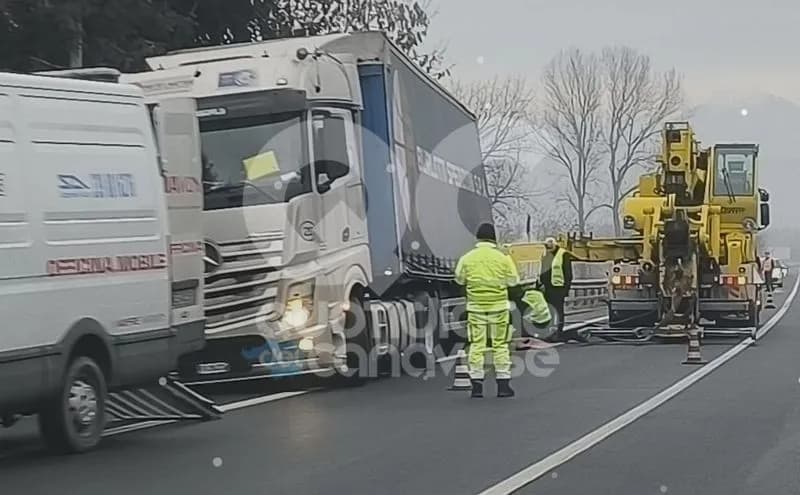 CASTELLAMONTE-BAIRO - Camion esce di strada e rischia di ribaltarsi sulla pedemontana - FOTO