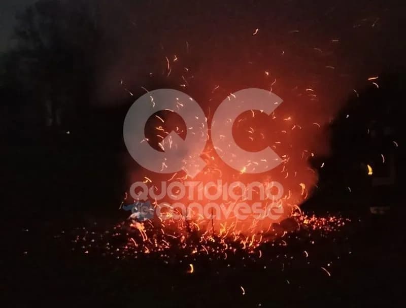 CASTELLAMONTE - Discarica abusiva data alle fiamme a Sant'Antonio: intervento dei vigili del fuoco - FOTO