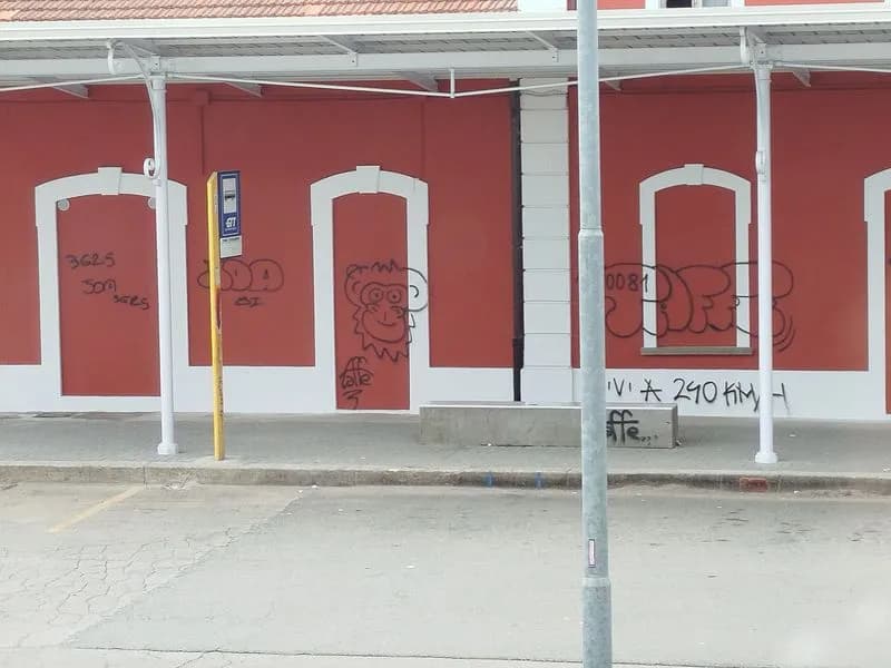 CASTELLAMONTE - Già vandalizzata l'ex stazione appena ristrutturata: scritte con la vernice spray sulle pareti - FOTO