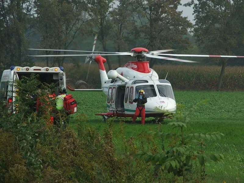 CASTELLAMONTE - Tenta di togliersi la vita in auto, soccorso in extremis dai carabinieri e dal consigliere Damiano Goglio