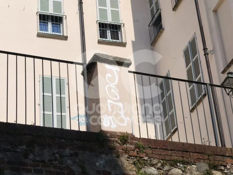 CASTELLAMONTE - Scritte con la vernice spray anche a palazzo Botton: cresce la rabbia dei cittadini - FOTO
