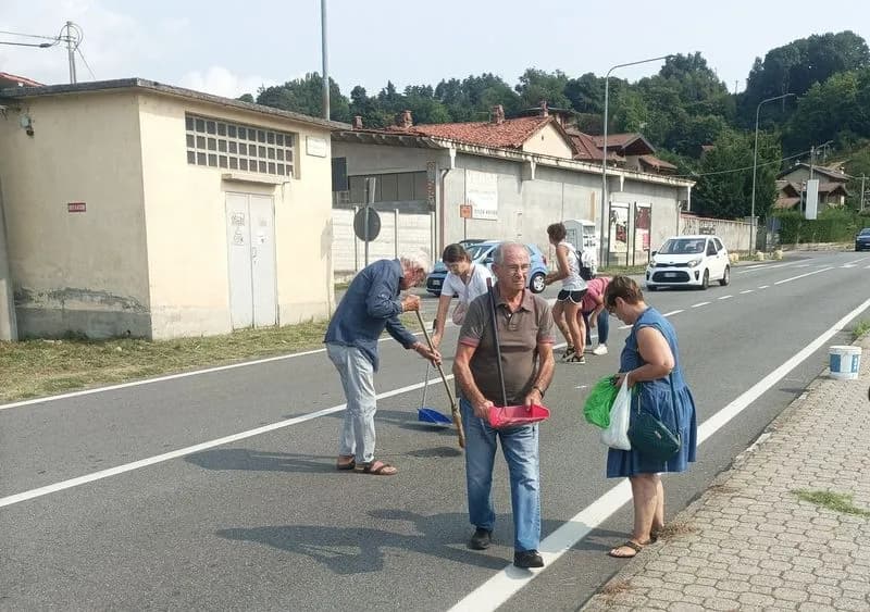 CASTELLAMONTE - Perde dal mezzo un carico di viti e chiodi, ma non si ferma: cittadini ripuliscono la strada