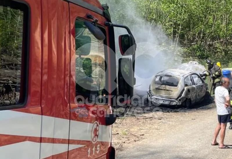 CASTELNUOVO NIGRA - Auto si incendia durante la marcia: intervento dei vigili del fuoco in via Castellamonte - FOTO
