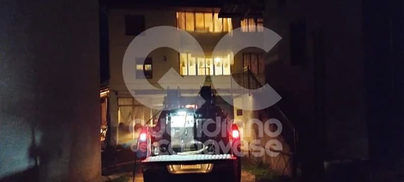 CASTELNUOVO NIGRA - Incendio al tetto di una casa, intervento in forze dei vigili del fuoco