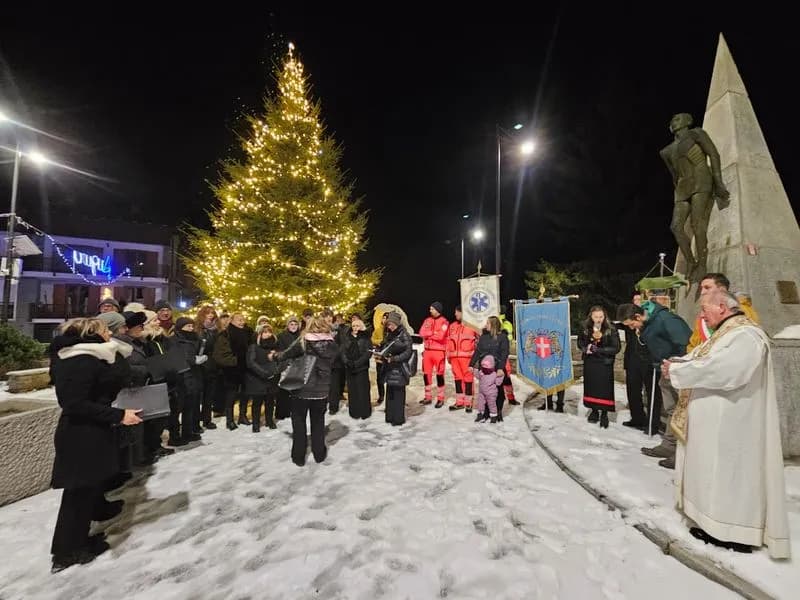 CERESOLE REALE - Acceso in piazza il tradizionale albero di Natale - FOTO