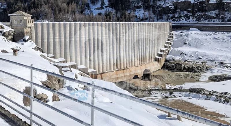 CERESOLE REALE - Via l'acqua del lago, in corso la manutenzione della diga - FOTO