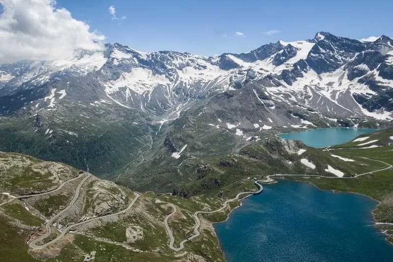 CERESOLE REALE - Servirà l'acquisto di una «carta servizi» per salire in auto o in moto fino al Colle del Nivolet