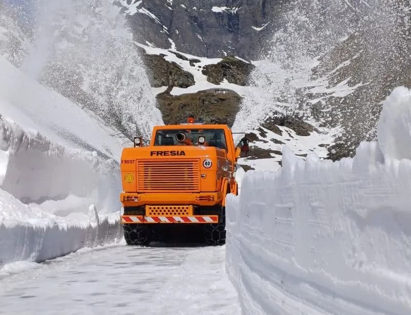CERESOLE REALE - C'è ancora troppa neve, resta chiusa la strada che porta al Nivolet - FOTO