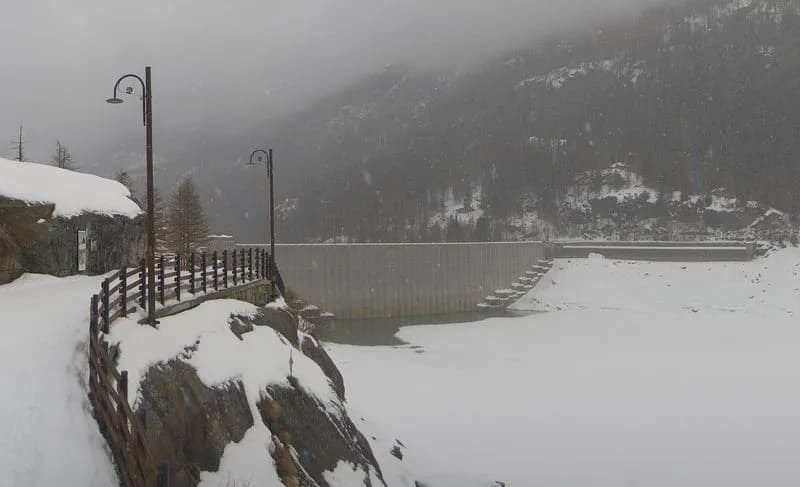 CERESOLE REALE - Si svuota il lago per la manutenzione della diga: invaso senza acqua fino a metà marzo