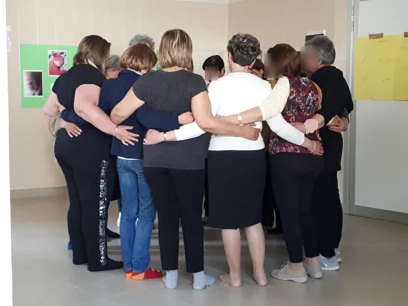 CANAVESE - Pet Therapy, biodanza, musica, biblioterapia: così si «umanizzano» le cure oncologiche in Asl To4