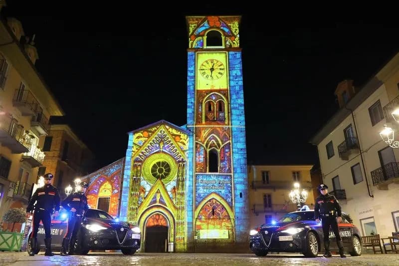 CHIVASSO - Il Duomo e le pattuglie dei carabinieri per gli auguri di buone feste sulle pagine social ufficiali dell'Arma