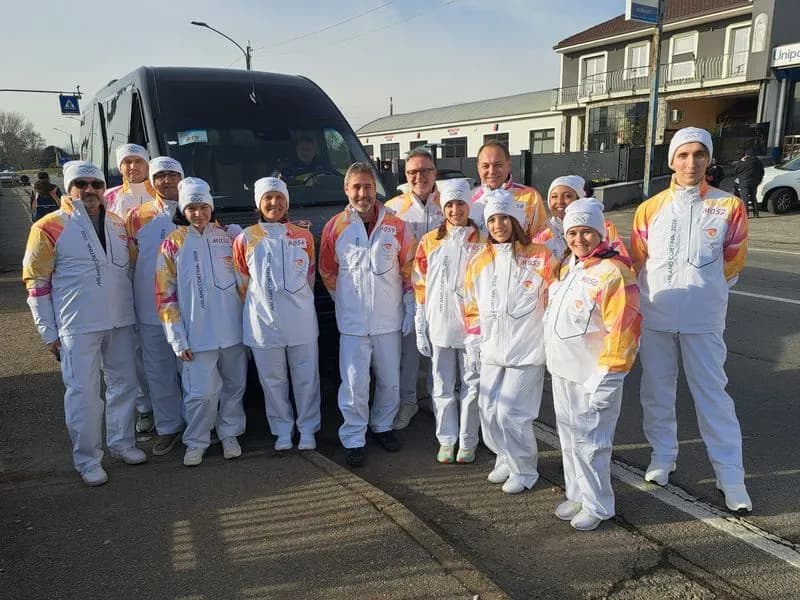 CHIVASSO - La Fiamma olimpica illumina la città tra applausi, musica e bandiere tricolori - FOTO
