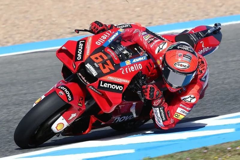 CHIVASSO - Moto Gp, Bagnaia cade nella sprint race in Francia: vince ancora Marquez