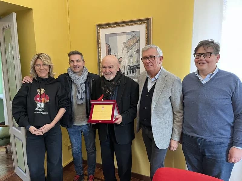 CHIVASSO - Il pittore Francesco Siclari ha donato una sua tela al Comune