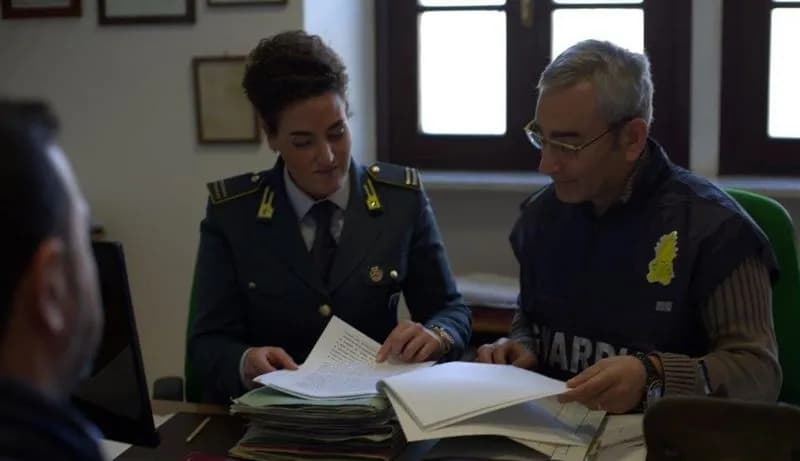 CHIVASSO - Blitz della guardia di finanza alla pro loco e in municipio
