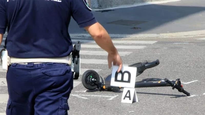 CHIVASSO - In monopattino contromano va a sbattere contro l'auto del comandante della polizia locale