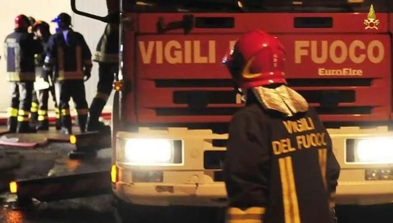 CHIVASSO - Incendio in via Baraggino: intervento dei vigili del fuoco, condominio evacuato
