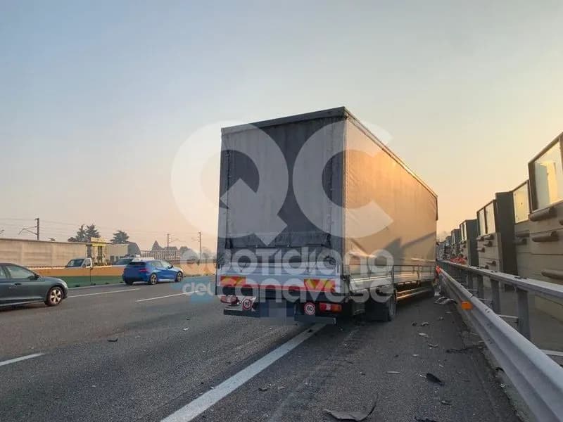 CHIVASSO - Scontro camion-furgone: traffico in tilt sulla A4