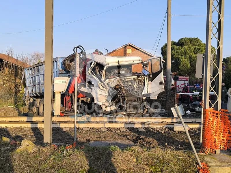 INCIDENTE FERROVIARIO A CHIVASSO - Treno contro camion in regione Pozzo - FOTO e VIDEO