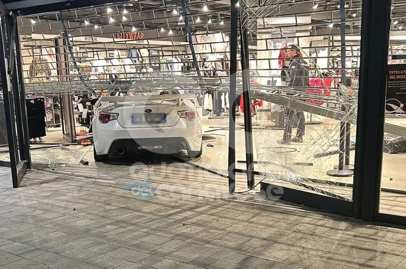 CHIVASSO - Brutto incidente nell'area commerciale del Bennet: Subaru esce di strada e sfonda la vetrina di Cisalfa Sport - FOTO