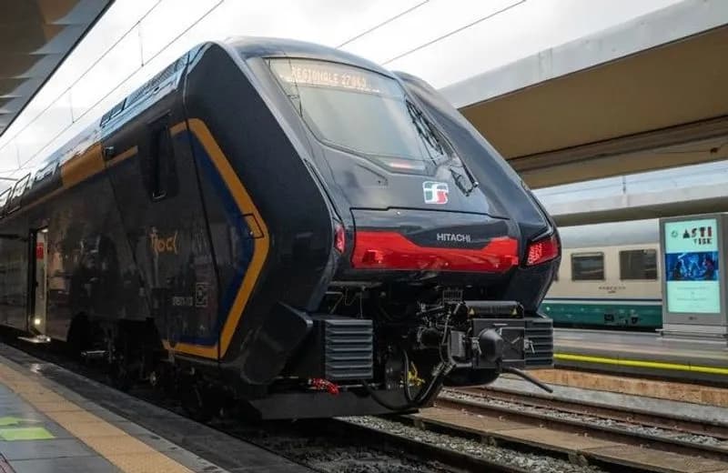 CHIVASSO - Treni troppo piccoli, pendolari costretti a scendere sulla linea Torino-Milano