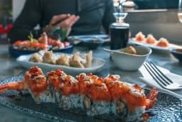 CHIVASSO - Mangiano sushi poi scappano senza pagare: il ristorante pubblica le foto sui social (poi le rimuove)