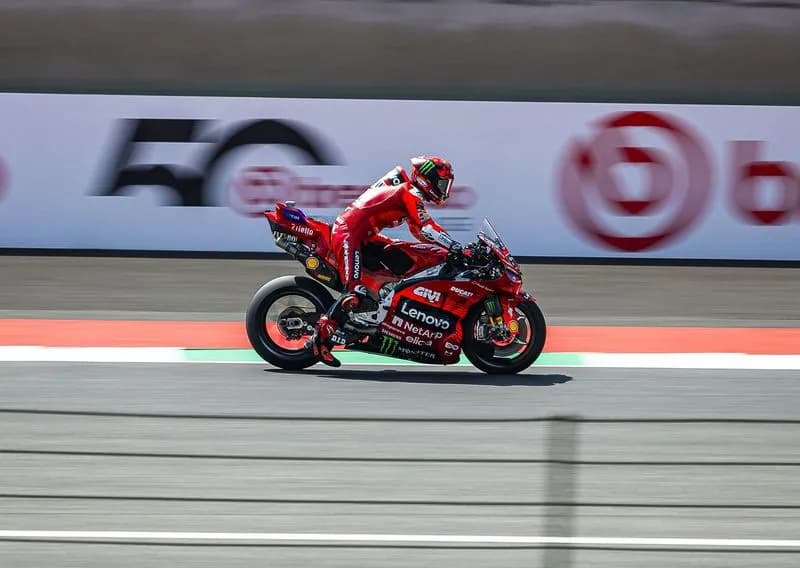 MOTOGP - Pecco Bagnaia sale sul podio ma vince sempre Marquez