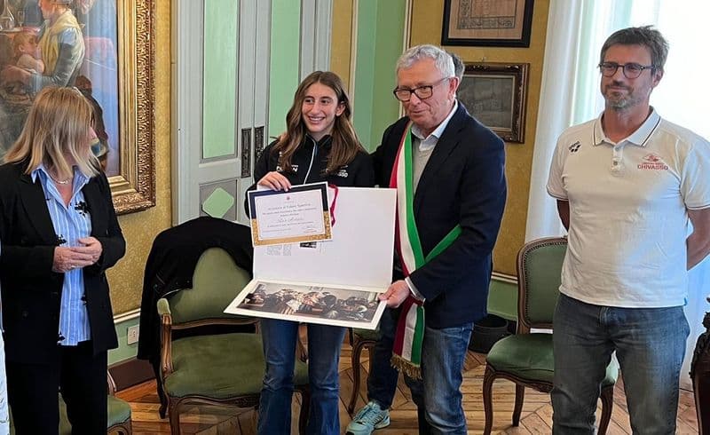 CHIVASSO - La campionessa italiana di nuoto Lara Ariagno accolta e celebrata in municipio