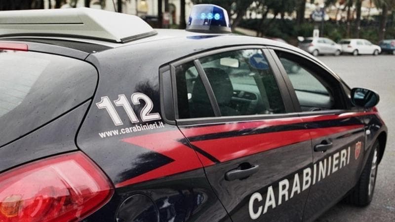 CHIVASSO - Studente estrae dallo zaino una pistola e spara contro il soffitto: panico a scuola