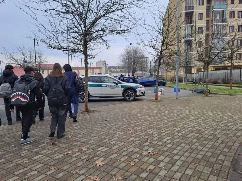 CHIVASSO - Controlli della polizia locale vicino alle scuole superiori contro lo spaccio di stupefacenti
