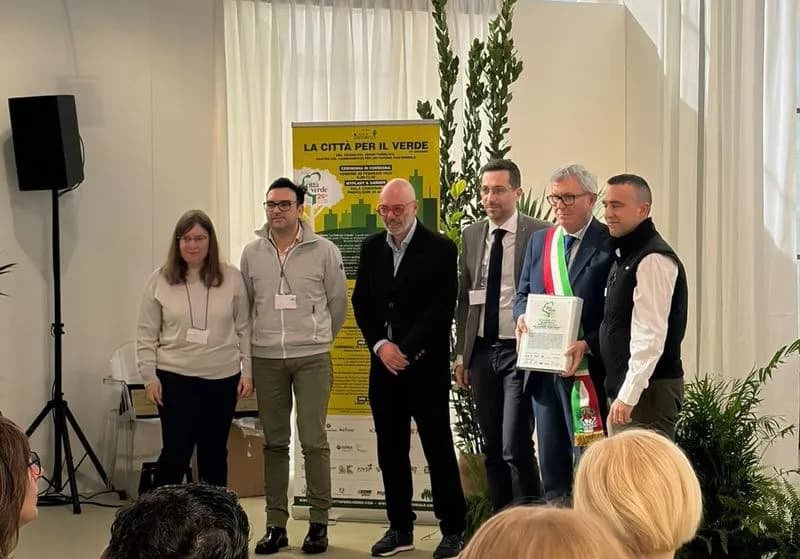 CHIVASSO - Il sindaco ha ritirato il premio nazionale «La Città per il Verde»