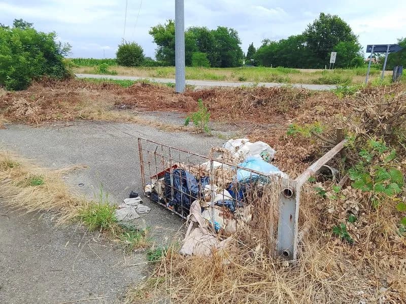 CHIVASSO - Frazione Torassi e la fermata del bus in via Pertini invase dai rifiuti abbandonati - FOTO