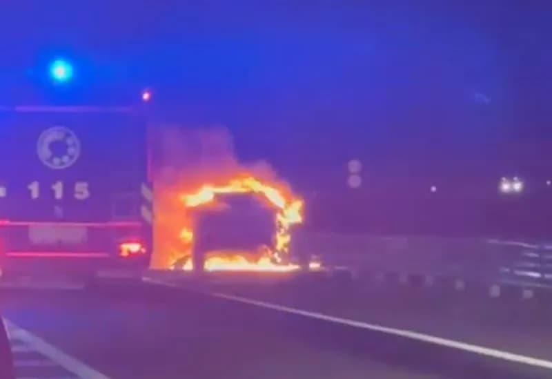 CHIVASSO-SAN BENIGNO CANAVESE - Auto distrutta da un incendio, intervento dei vigili del fuoco - IL VIDEO DEL ROGO