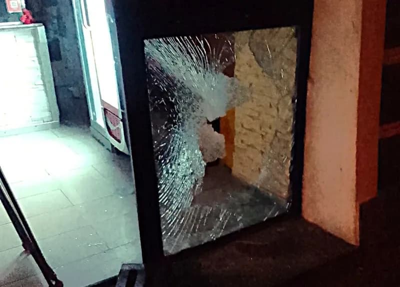 CHIVASSO - Spaccata nel cuore della notte alla Focacceria in centro: ladri in fuga col bottino