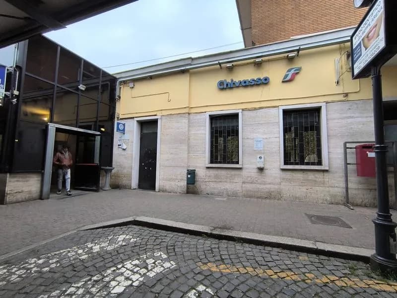 CHIVASSO - Stazione ferroviaria «zona pericolosa»: chiude il sottopasso nelle ore notturne e più controlli delle forze dell'ordine