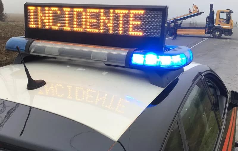 CHIVASSO - Auto ribaltata, coinvolta intera famiglia: il padre ricoverato al Cto