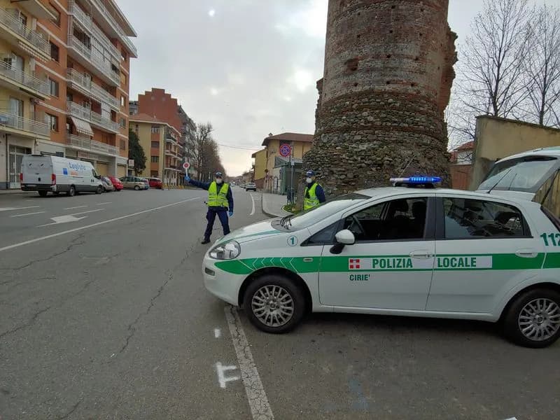 CIRIE' - Senza patente, assicurazione e carta di circolazione viaggia per centinaia di chilometri ma viene fermato sotto casa
