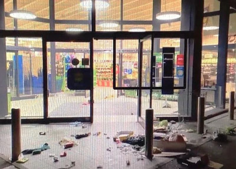 CIRIE' - Abbattono l'ingresso del Lidl per portare via 600 euro di salumi e alcolici