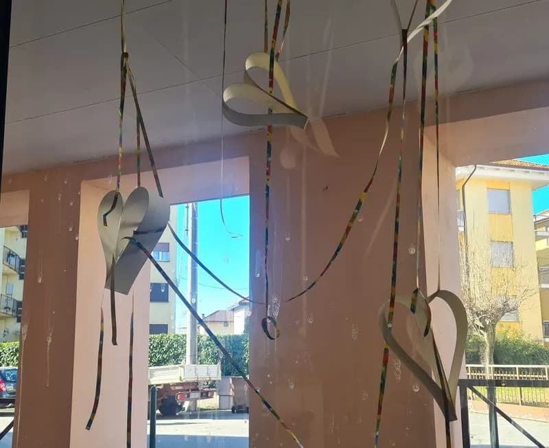 CIRIE' - Commercianti nel mirino dei vandali: presa a sputi la vetrina di un negozio di grafica - FOTO