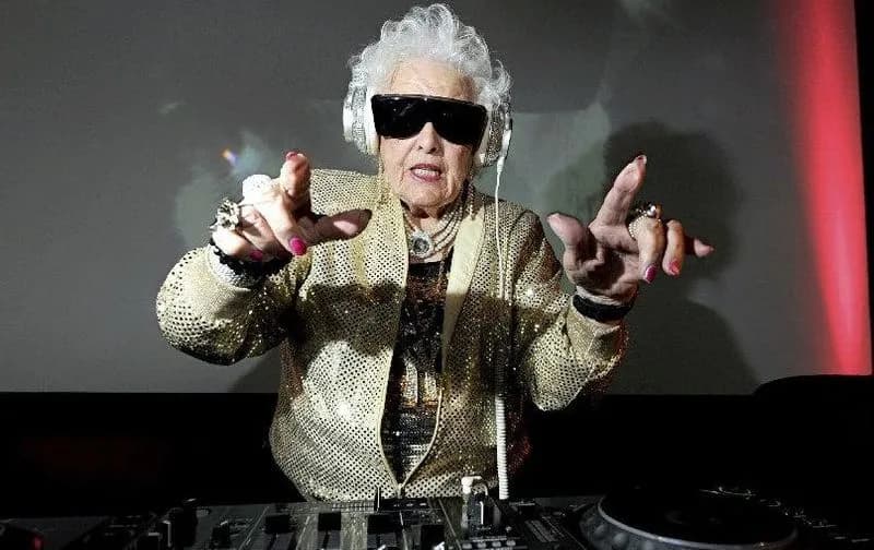 CURIOSITA' - Il corso da DJ per le nonne