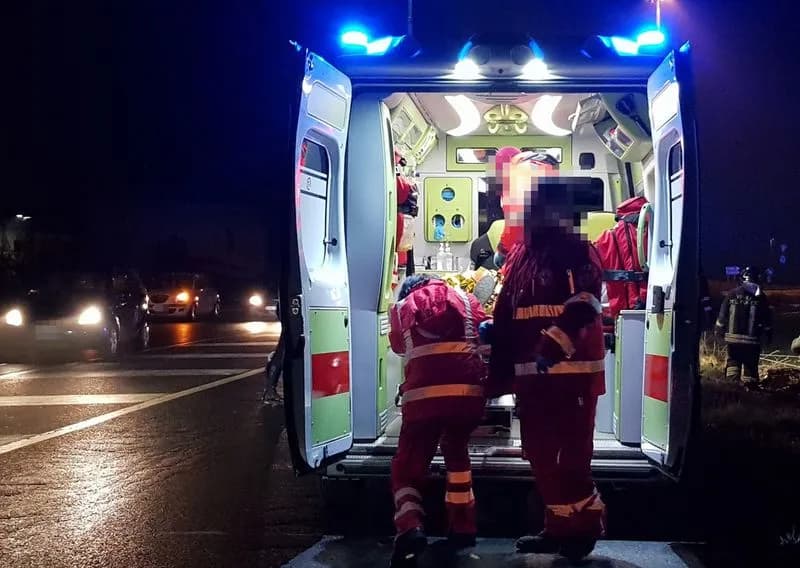 COLLERETTO GIACOSA - Spaventoso schianto sulla pedemontana, auto accartocciata contro il guard-rail: un ferito